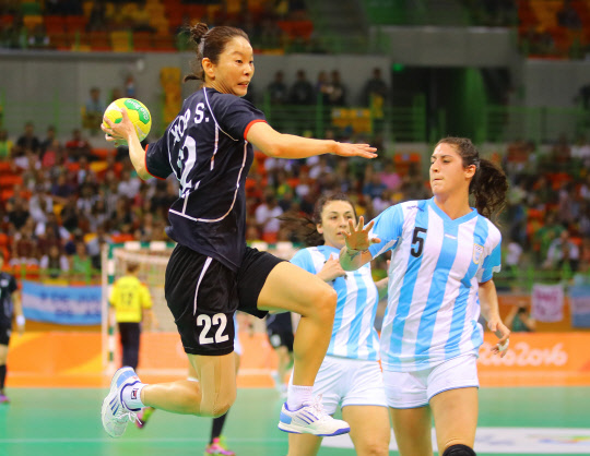 14일 오후(현지시간) 브라질 리우데자네이루 올림피코 파크 내 푸투루 경기장에서 열린 2016 리우올림픽 여자핸드볼 한국과 아르헨티나의 경기에서 한국의 우선희가 상대 수비를 뚫고 슛을 성공하고 있다.